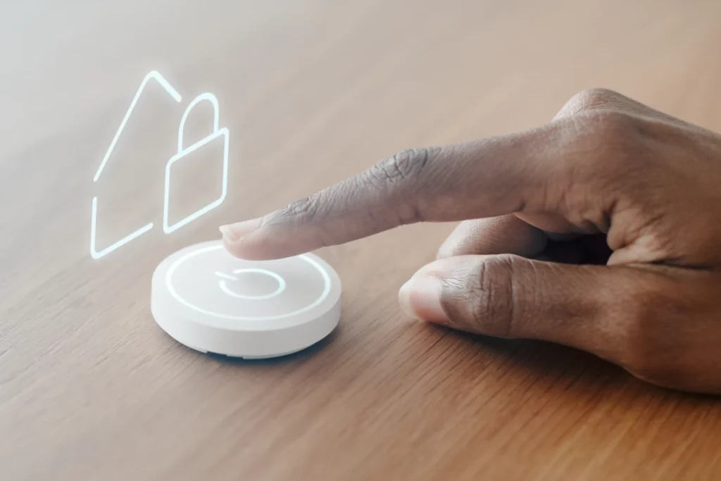 Doigt appuyant sur un bouton pour domotique maison